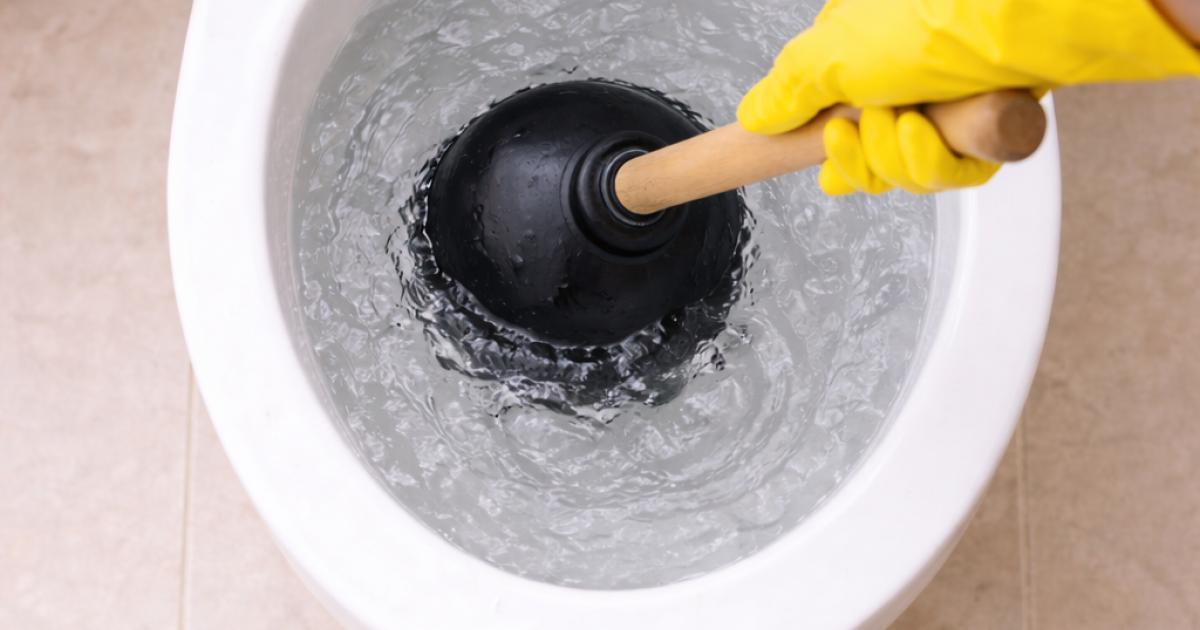 Ontstopper in toiletpot bij beginnende verstopping